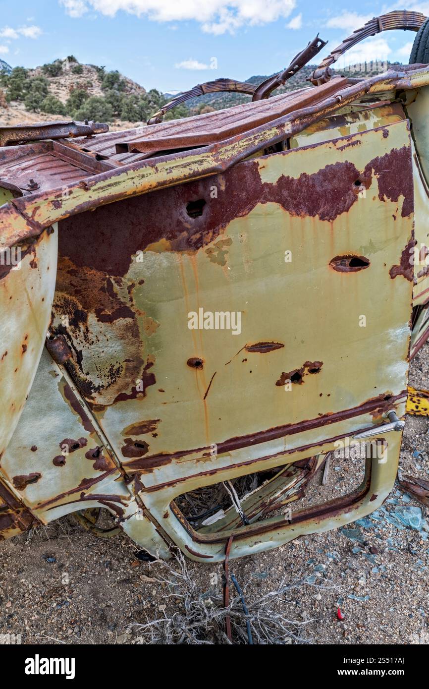 Das Fahrerhaus eines umgekippten Lastwagens, der in der Wüste in Nevada, USA, verlassen wurde Stockfoto