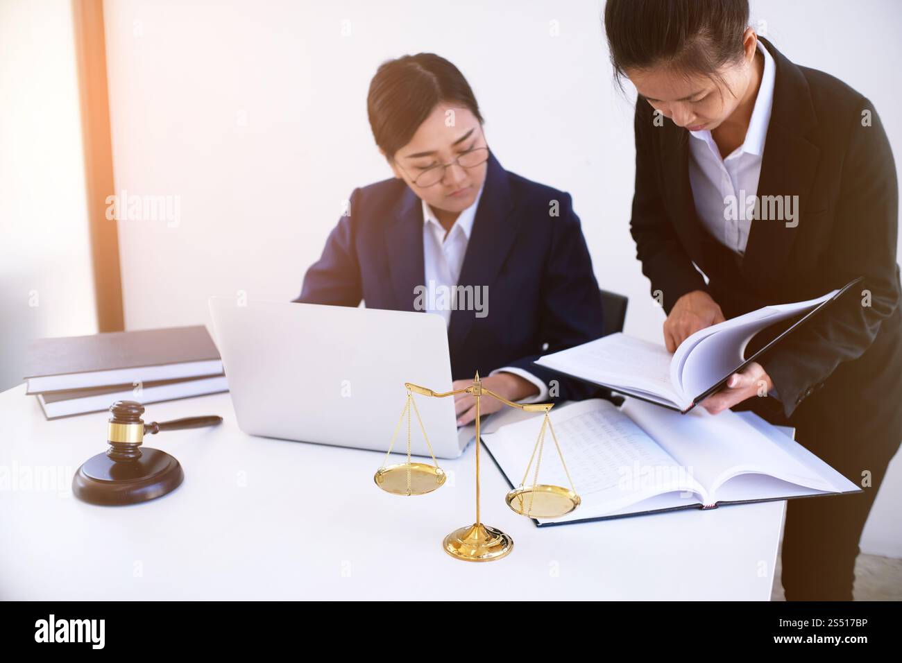 Die Anwältin der Rechtsberaterin legt dem Mandanten einen unterzeichneten Vertrag mit Gavel und Rechtsrecht vor. Business-Konzept für gerechtigkeit und Anwältin Stockfoto