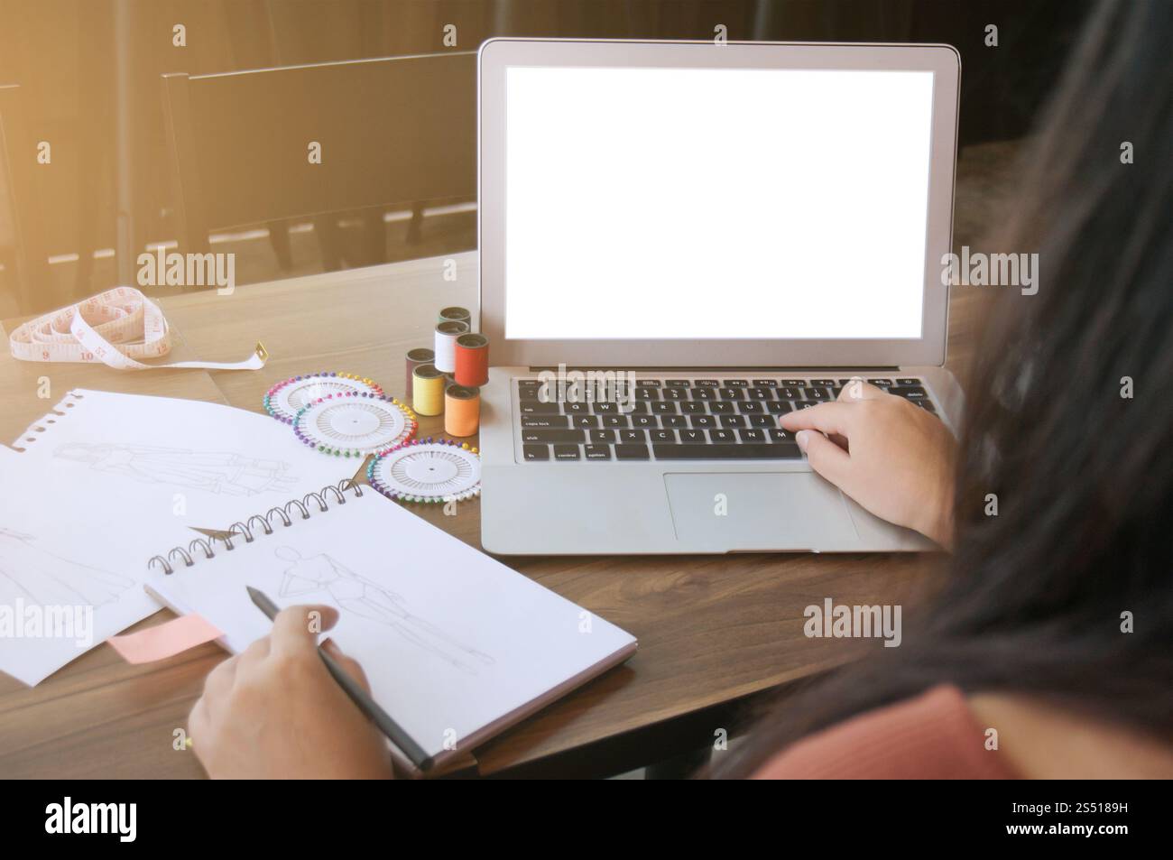 Eleganter Fashion Designer Arbeiten mit leerem Bildschirm für Laptop Creative Design Technologie Konzept Stockfoto