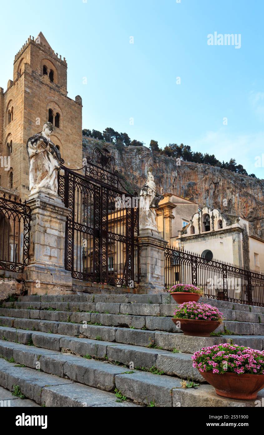 Blick auf die Altstadt von Cefalù, Palermo, Sizilien, Italien. Stockfoto