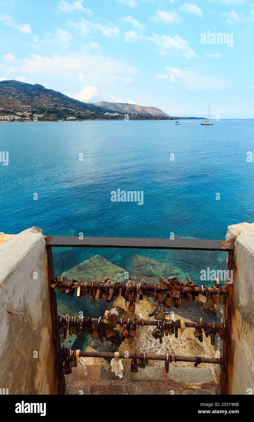 Liebe Vorhängeschlösser oder Liebe Sperren auf einen Hafen von Cefalu alte wunderschöne Stadt, Region Palermo, Sizilien, Italien. Stockfoto