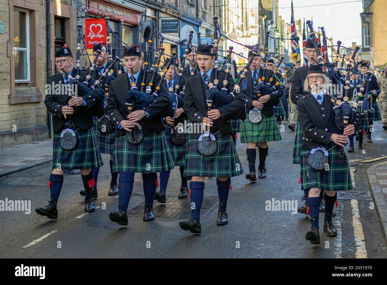 Die North Berwick Pipe Band marschierte 2023 am Remembrance Sunday die High Street hinunter. Stockfoto