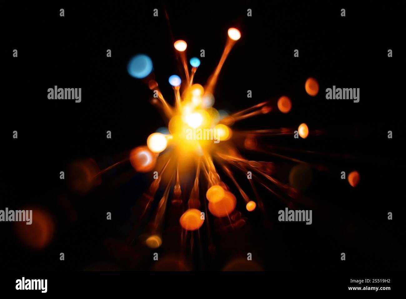 Bunte Lichtexplosion auf schwarzem Hintergrund. Futuristische Tapete. Hintergrund der Lichtexplosion Stockfoto Bunte Lichtexplosion auf schwarzem Hintergrund. Futuristische Tapete. Hintergrund der Lichtexplosion Stockfoto