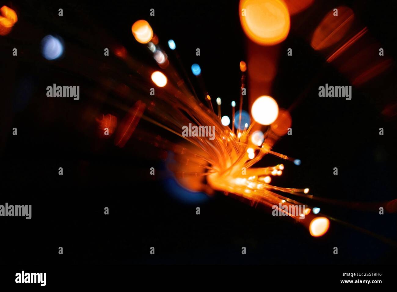 Bunte Lichtexplosion auf schwarzem Hintergrund. Futuristische Tapete. Hintergrund der Lichtexplosion Stockfoto Bunte Lichtexplosion auf schwarzem Hintergrund. Futuristische Tapete. Hintergrund der Lichtexplosion Stockfoto