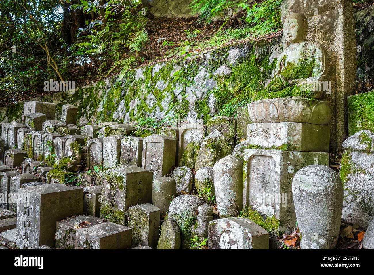 Friedhof im Chion-in Tempelgarten, Kyoto, Japan. Chion-in Tempel Garten Friedhof, Kyoto, Japan Stockfoto
