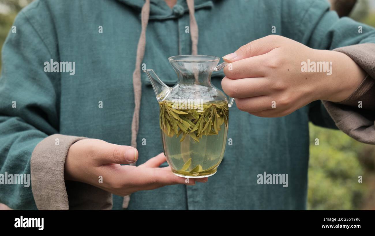 Glasbecher leckeren longjing Grüntee auf dem Tisch, Nahaufnahme, Hangzhou China. Stockfoto