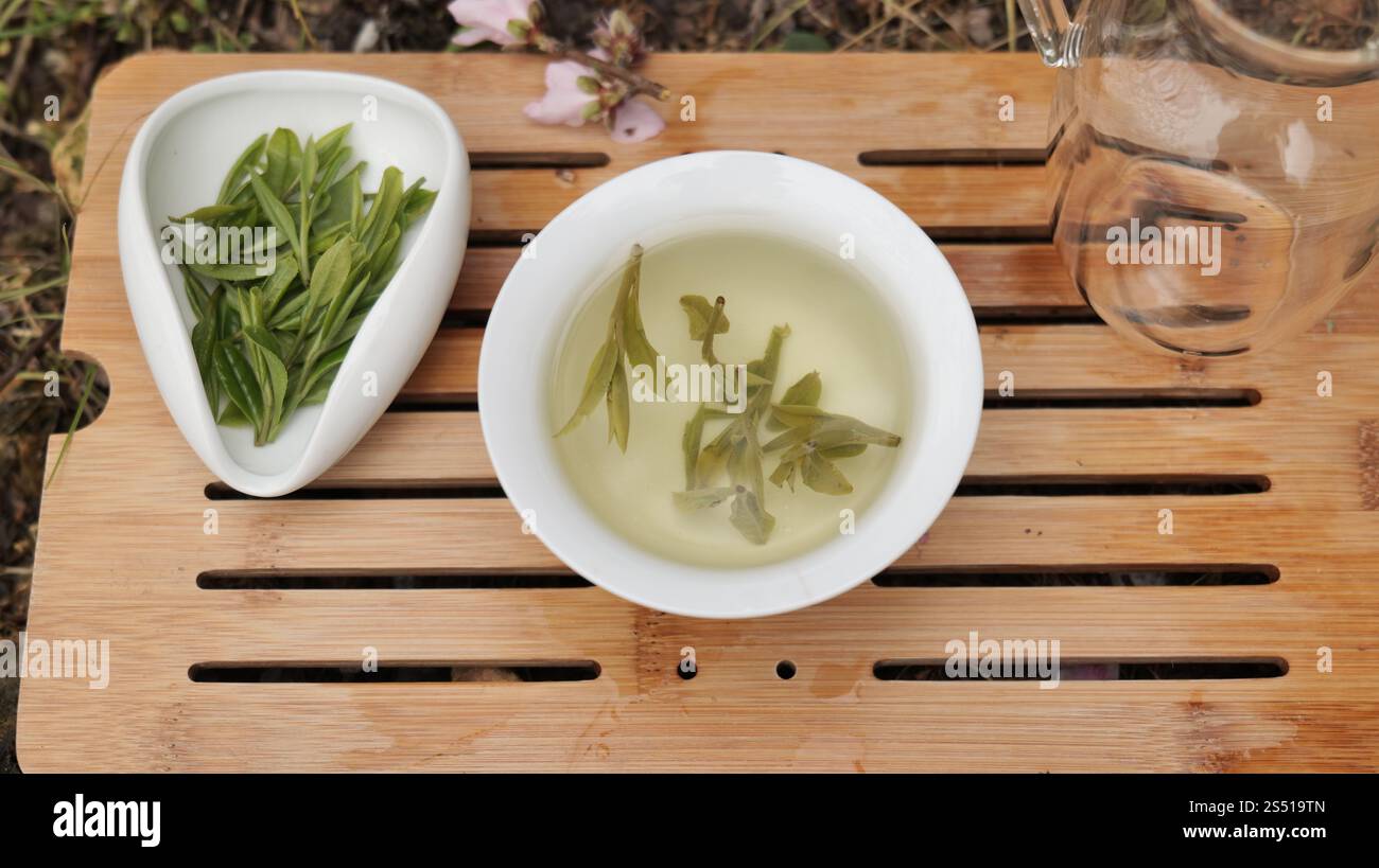 Chinesische Teekanne und Tassen mit longjing Tee, Hangzhou China. . Hochwertige Fotos Stockfoto