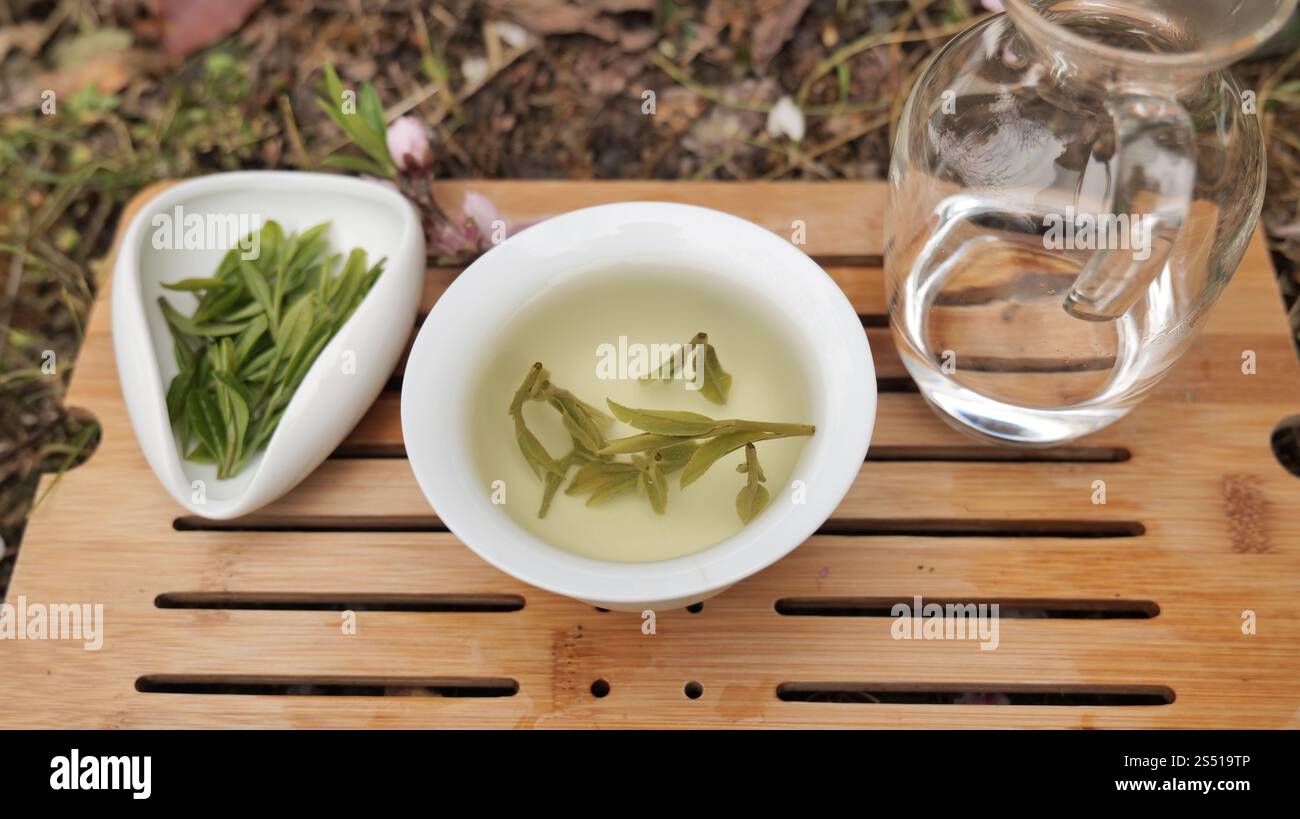 Chinesische Teekanne und Tassen mit longjing Tee, Hangzhou China. . Hochwertige Fotos Stockfoto