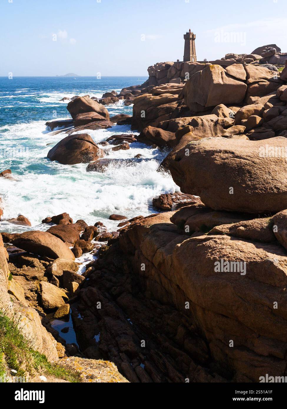 Reisen Sie nach Frankreich - felsige Küste des Ärmelkanals mit Leuchtturm in Ploumanach, der Gemeinde Perros-Guirec an der Pink Granit Coast von Cotes-dArmor Stockfoto