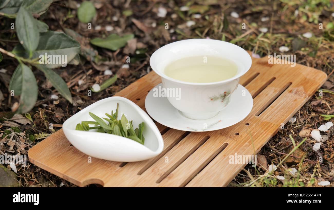 Chinesische Teekanne und Tassen mit longjing Tee, Hangzhou China. . Hochwertige Fotos Stockfoto