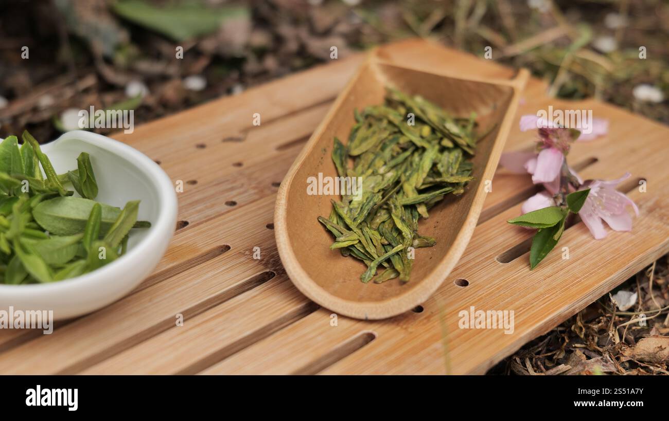 Chinesische Teekanne und Tassen mit longjing Tee, Hangzhou China. . Hochwertige Fotos Stockfoto