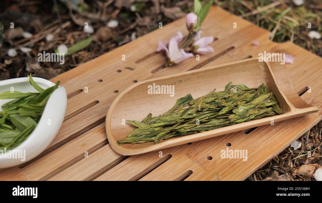 Chinesische Teekanne und Tassen mit longjing Tee, Hangzhou China. . Hochwertige Fotos Stockfoto