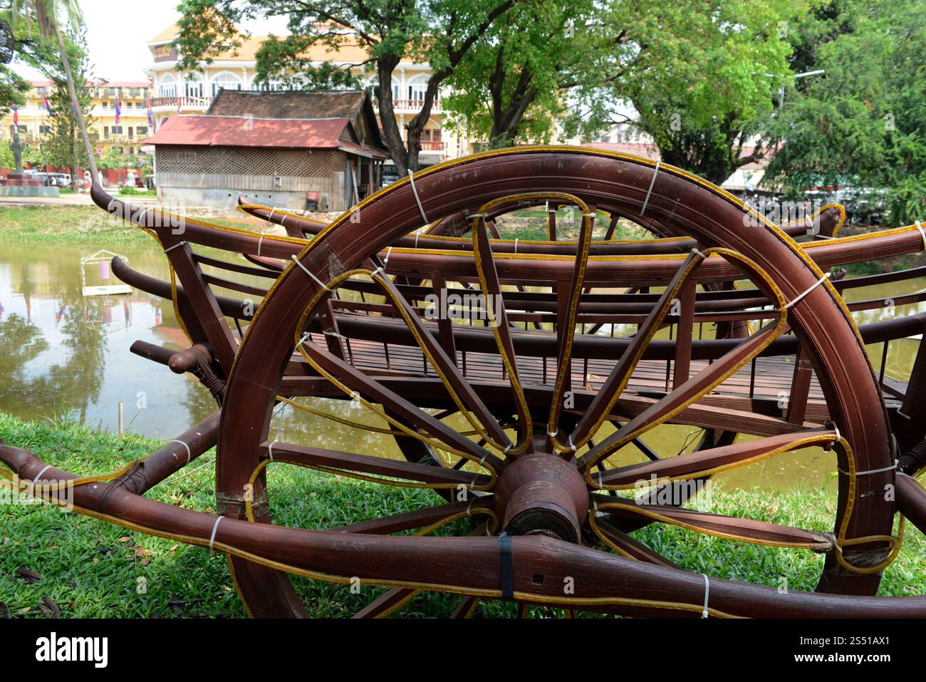 KAMBODSCHA SIEM REAP CITY TRANSPORT OX CART. Ein Ochsenwagen im Stadtzentrum von Siem Reap in Kambodscha. Kambodscha, Siem Reap, April 2014. KAMBODSCHA SIEM Stockfoto