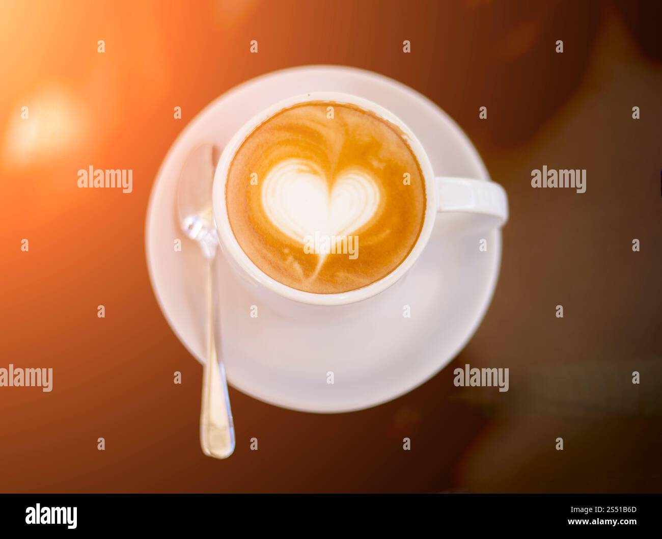 Weiße Tassen Cappuccino Kaffee mit Milchschaum in Herzform. Stockfoto