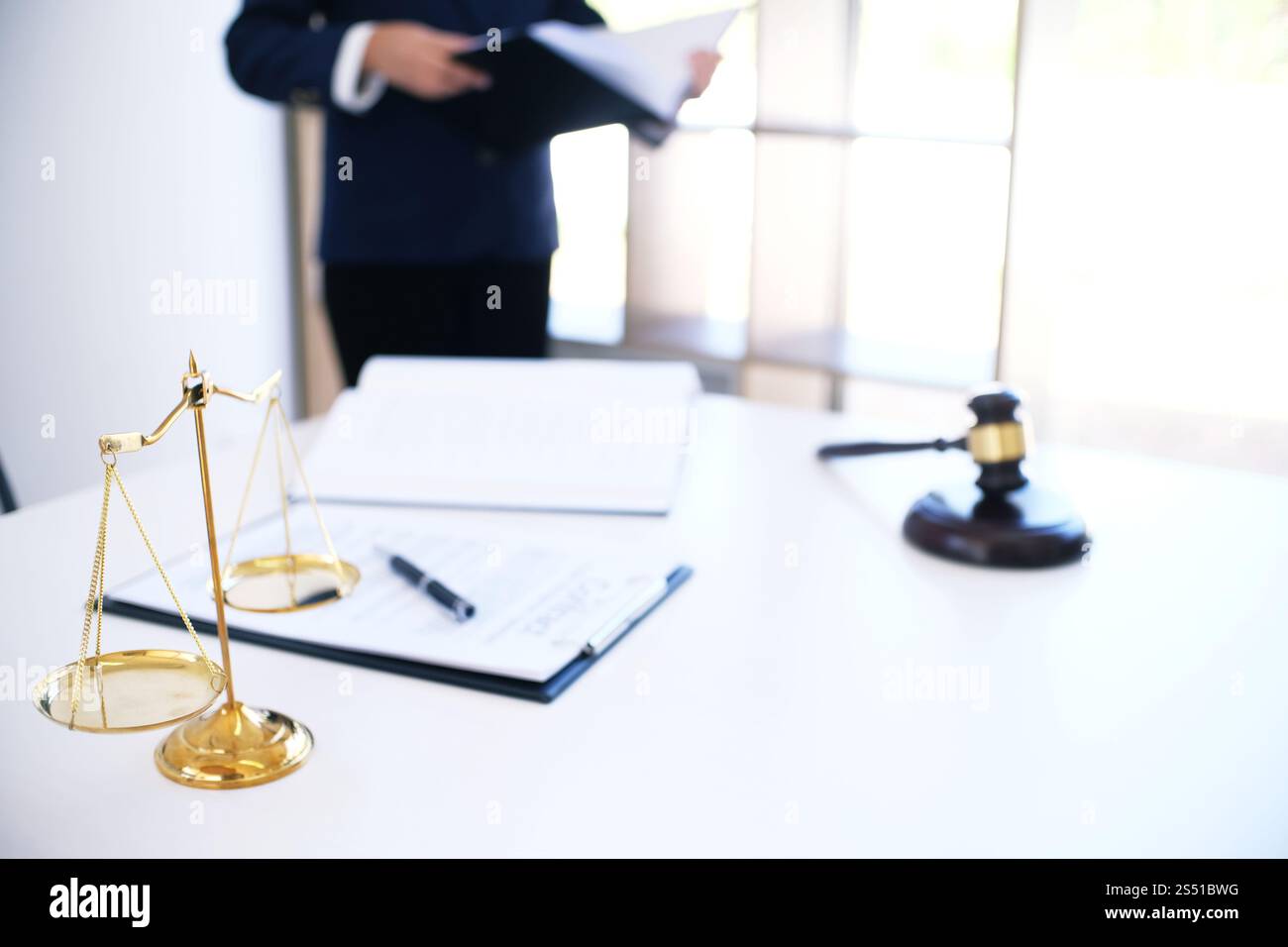 Die Anwältin der Rechtsberaterin legt dem Mandanten einen unterzeichneten Vertrag mit Gavel und Rechtsrecht vor. Business-Konzept für gerechtigkeit und Anwältin Stockfoto