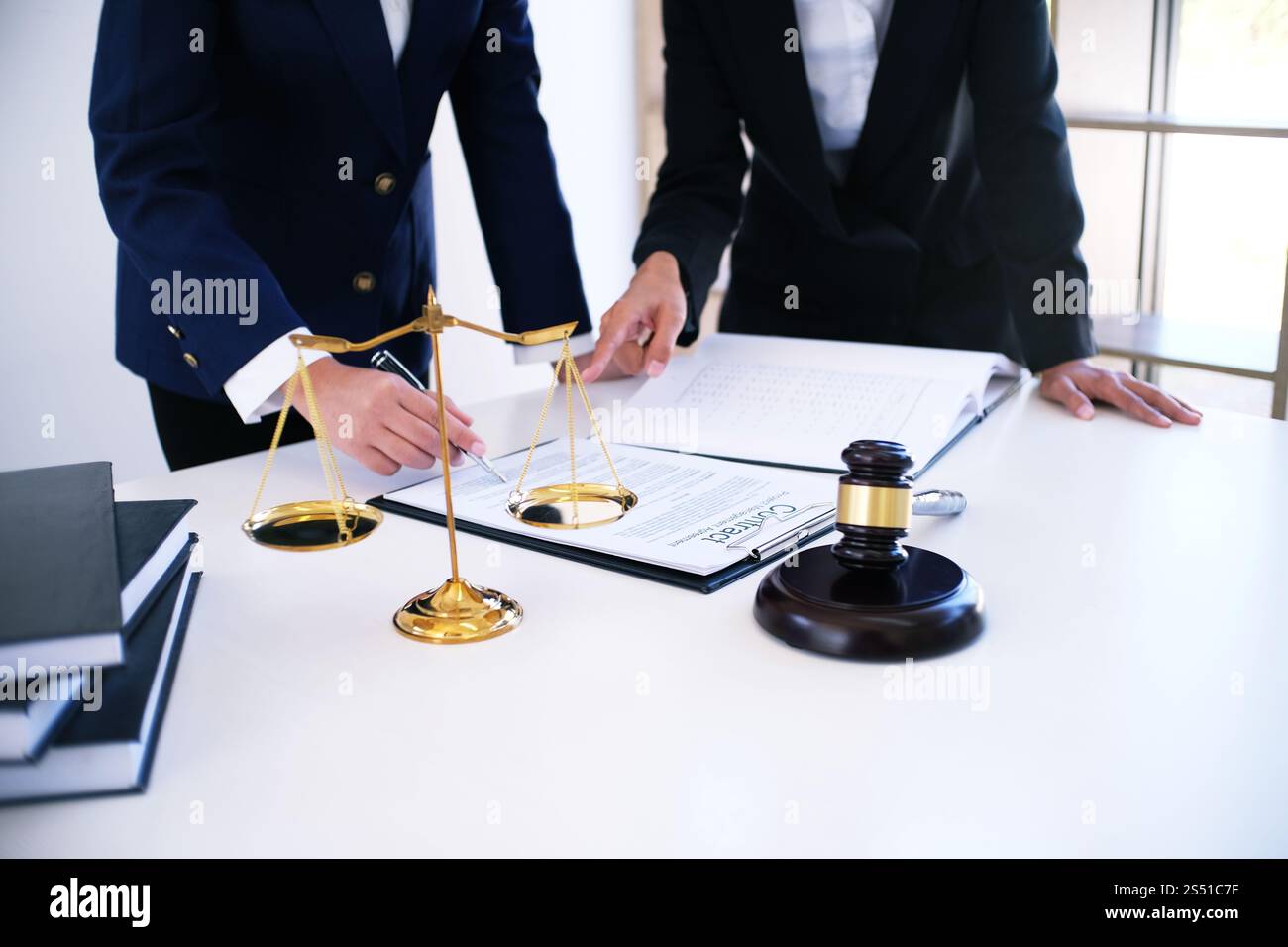 Die Anwältin der Rechtsberaterin legt dem Mandanten einen unterzeichneten Vertrag mit Gavel und Rechtsrecht vor. Business-Konzept für gerechtigkeit und Anwältin Stockfoto