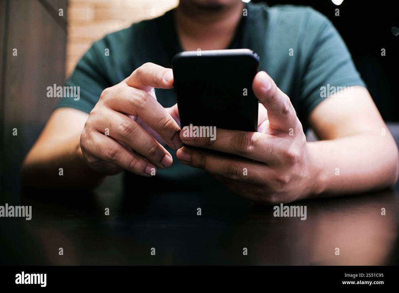 Beschnittene Ansicht der männlichen Hände, die das Handy mit leerem Bildschirm halten.Mann, der elektronische Geräte verwendet, Nachrichten tippt oder Nachrichten in sozialen Netzwerken abcheckt Stockfoto