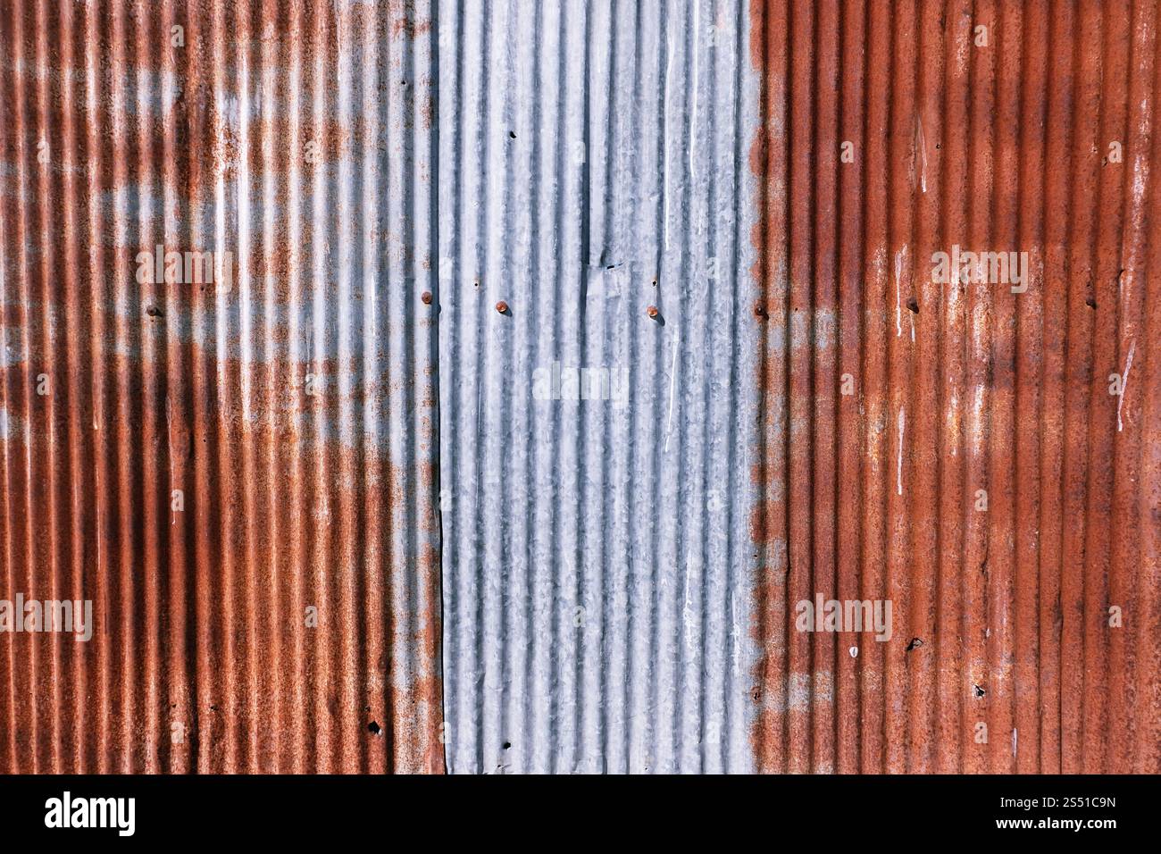 Alt rostig verzinkt. Verwitterter Rost und zerkratzte Stahlstruktur Wellblech Abstellgleis Vintage Hintergrund Stockfoto