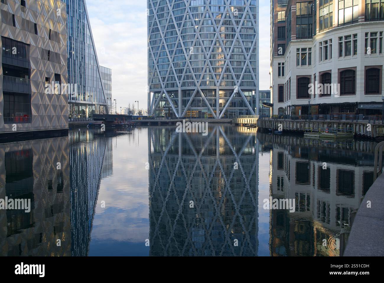 Reflexionen des Neufundland Tower im Middle Dock im Finanzviertel Canary Wharf. London - 12. Januar 2025 Stockfoto