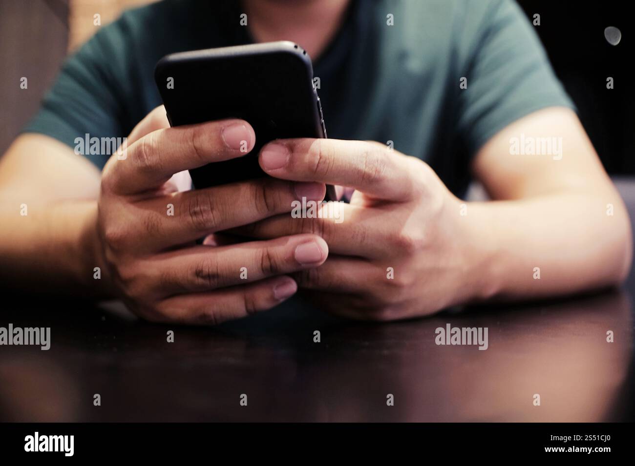Beschnittene Ansicht der männlichen Hände, die das Handy mit leerem Bildschirm halten.Mann, der elektronische Geräte verwendet, Nachrichten tippt oder Nachrichten in sozialen Netzwerken abcheckt Stockfoto