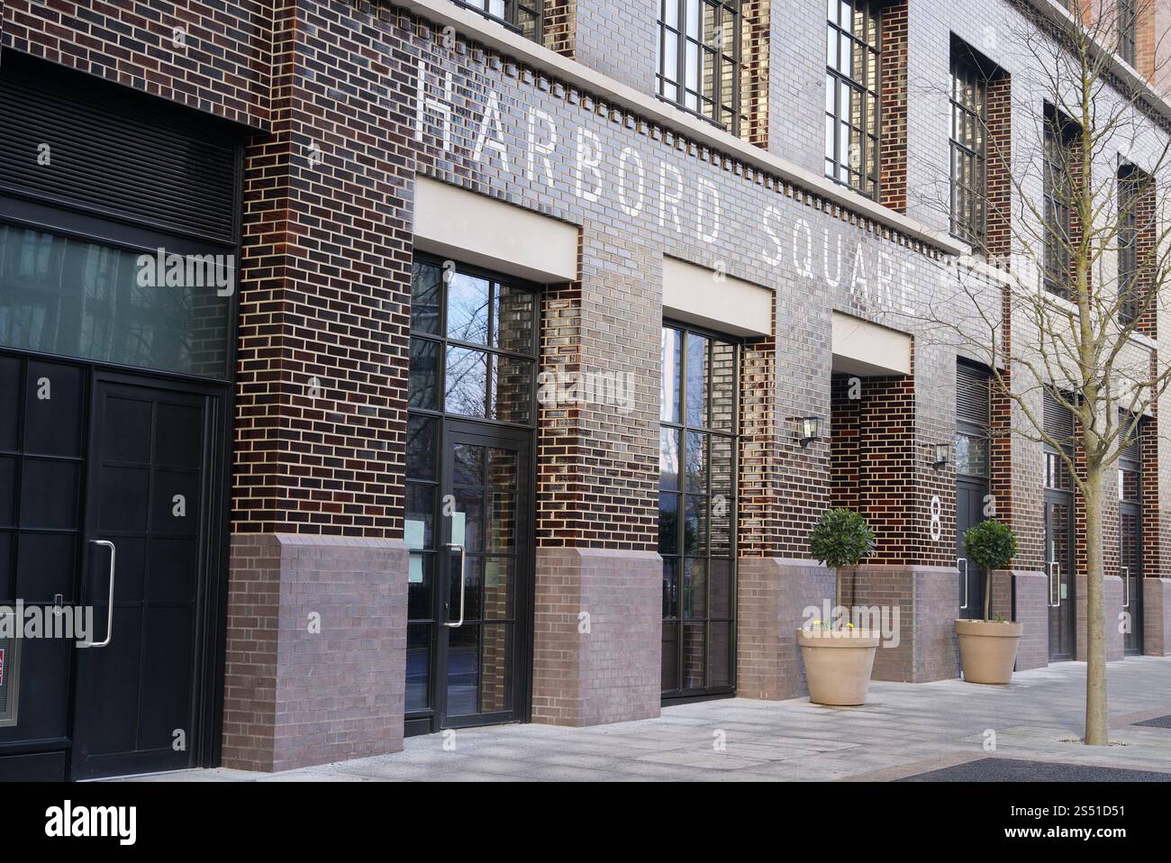 Braunes Backsteingebäude am Harbord Square in Wood Wharf. London - 12. Januar 2025 Stockfoto