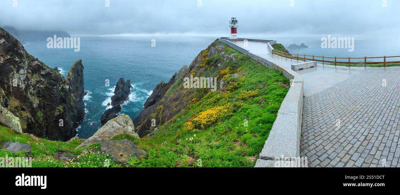 Kap Ortegal Leuchtturm (Provinz von A Coruña, Galicien, Spanien). Sommer regnerische anzeigen. Drei Schüsse stitch Panorama. Stockfoto