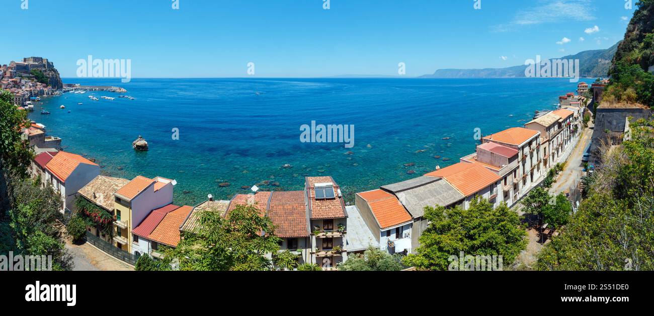 Sommer Tyrrhenische Küste und schöne Scilla Stadt Blick, Kalabrien, Italien. Drei Aufnahmen nähten das Panorama. Scilla Sea Coast, Kalabrien, Italien. Stockfoto