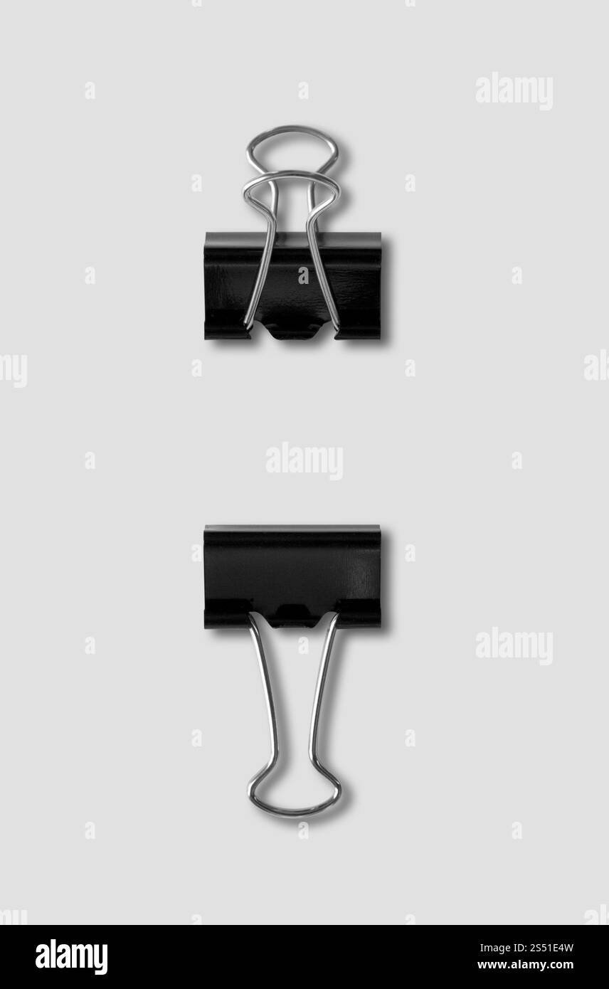 Generische Bulldog-Clips isoliert auf grauem Hintergrund. Bulldog-Clips isoliert auf grauem Hintergrund Stockfoto