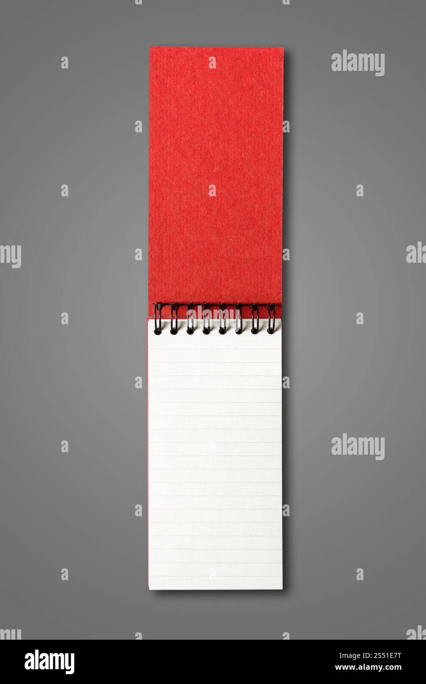 Leeres offenes Spiral-Notizbuch, isoliert auf dunkelgrau. Leeres offenes Spiralnotizbuch isoliert auf dunkelgrau. Leeres offenes Spiralnotizbuch isoliert auf Stockfoto