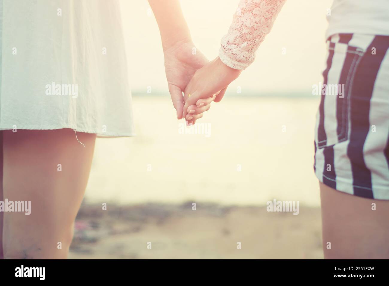 Junge schöne Frau mit Smartphone und lächelnd in den Park. Stockfoto