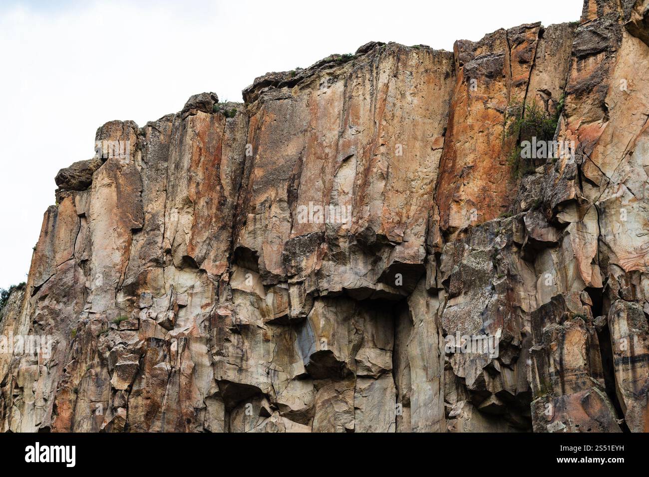 Alte Vulkangesteine in der Ihlara-Schlucht in Kappadokien. Reisen Sie in die Türkei - alte vulkanische Felsen in der Ihlara-Schlucht der Provinz Aksaray in Kappadokien im Frühjahr Stockfoto