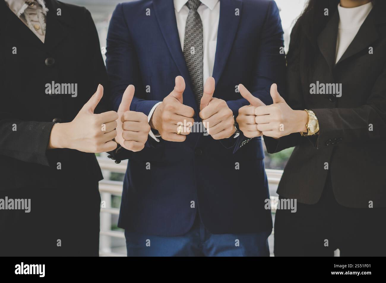 Geschäftsteam steht vor dem Büro erfolgreiches Geschäft mit Daumen nach oben. Geschäftsteam steht vor dem Büro erfolgreiches Business wi Stockfoto