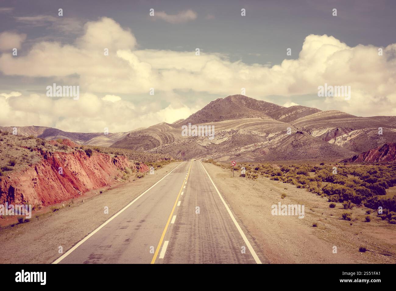 Verlorene Wüstenstraße in Nord-Argentinien quebrada. Wüstenstraße im Norden Argentiniens quebrada Stockfoto