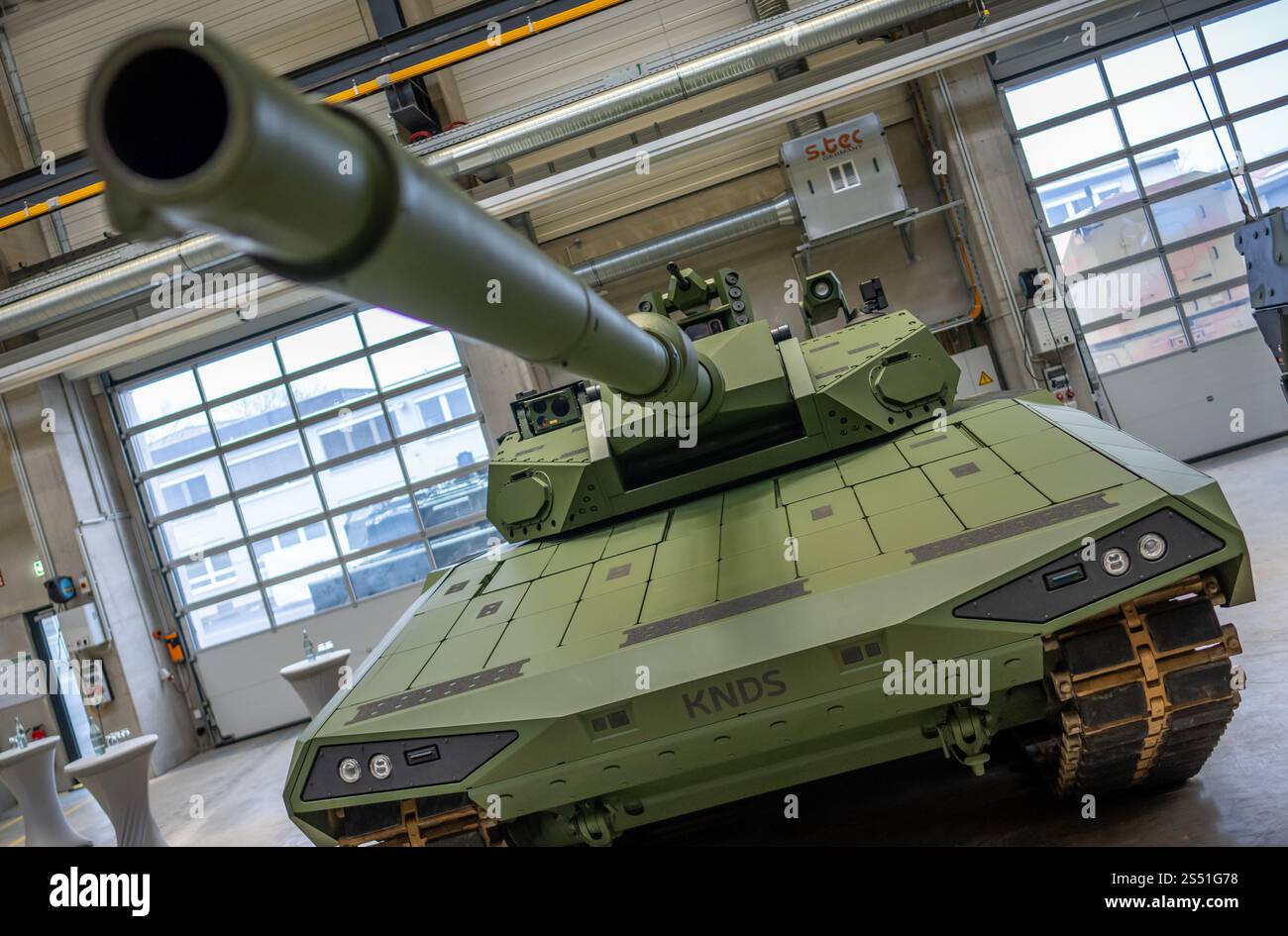 Kassel, Deutschland. Januar 2025. In den Produktionshallen des Herstellers KNDS Deutschland GmbH & Co. KG steht ein Tank Leopard 2 A-RC 3,0. Quelle: Michael Kappeler/dpa/Alamy Live News Stockfoto