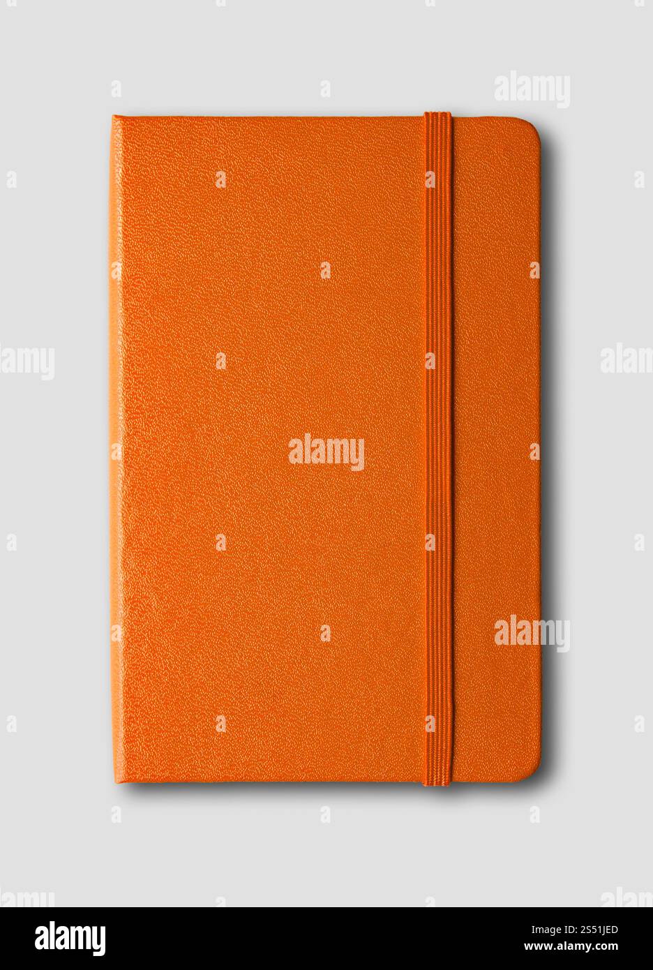 Orangefarbenes geschlossenes Notebook-Modell isoliert auf Grau. Orangefarbenes geschlossenes Notebook isoliert auf Grau Stockfoto
