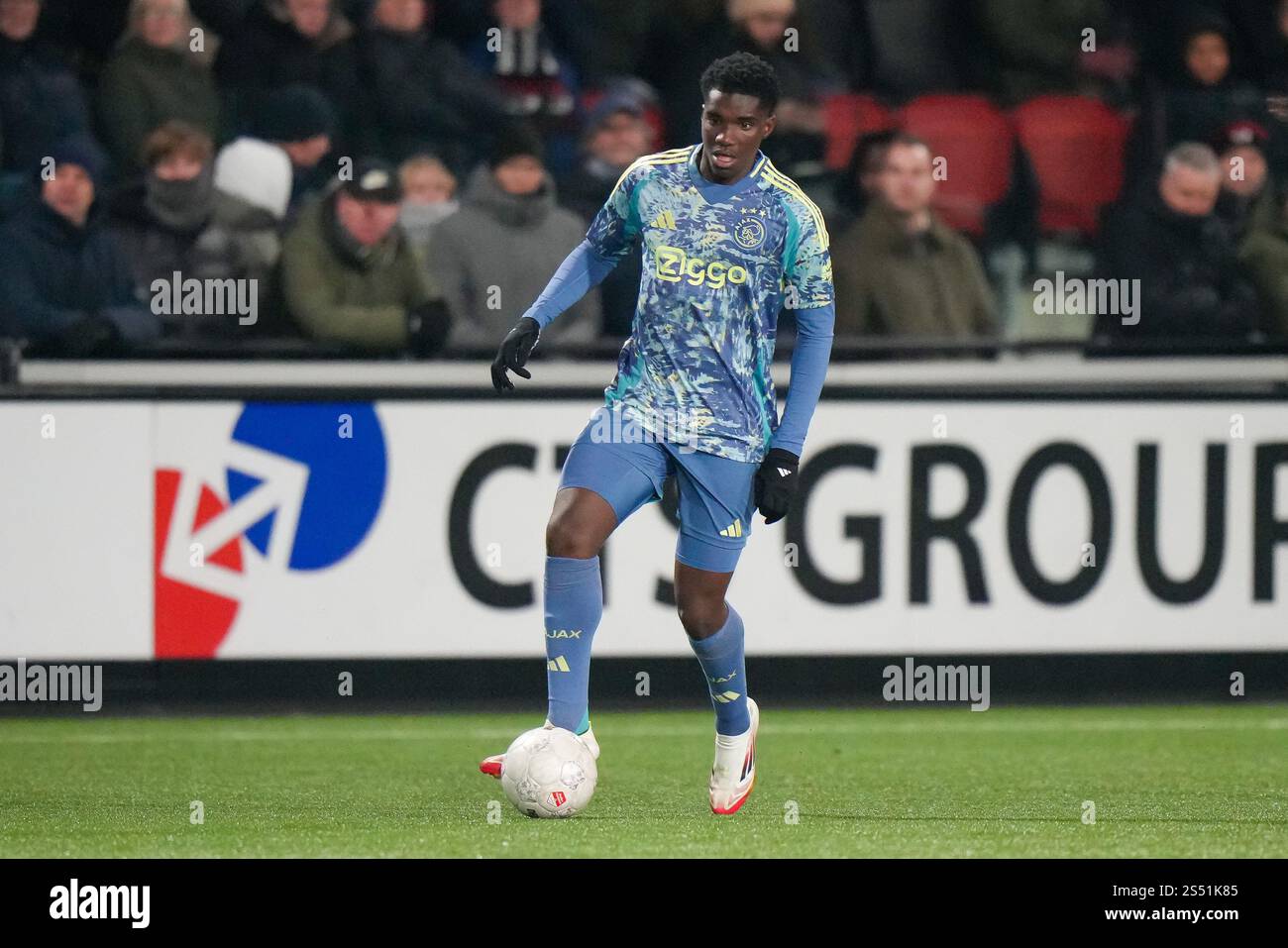 Wijdewormer, Niederlande. Januar 2025. WIJDEWORMER, NIEDERLANDE - 13. JANUAR: Jinairo Johnson von Jong Ajax kontrolliert den Ball während des niederländischen Keuken Kampioen Divisie-Spiels zwischen Jong AZ und Jong Ajax im AFAS Trainingskomplex am 13. Januar 2025 in Wijdewormer, Niederlande. (Foto von Jan Mulder/Orange Pictures) Credit: Orange Pics BV/Alamy Live News Stockfoto