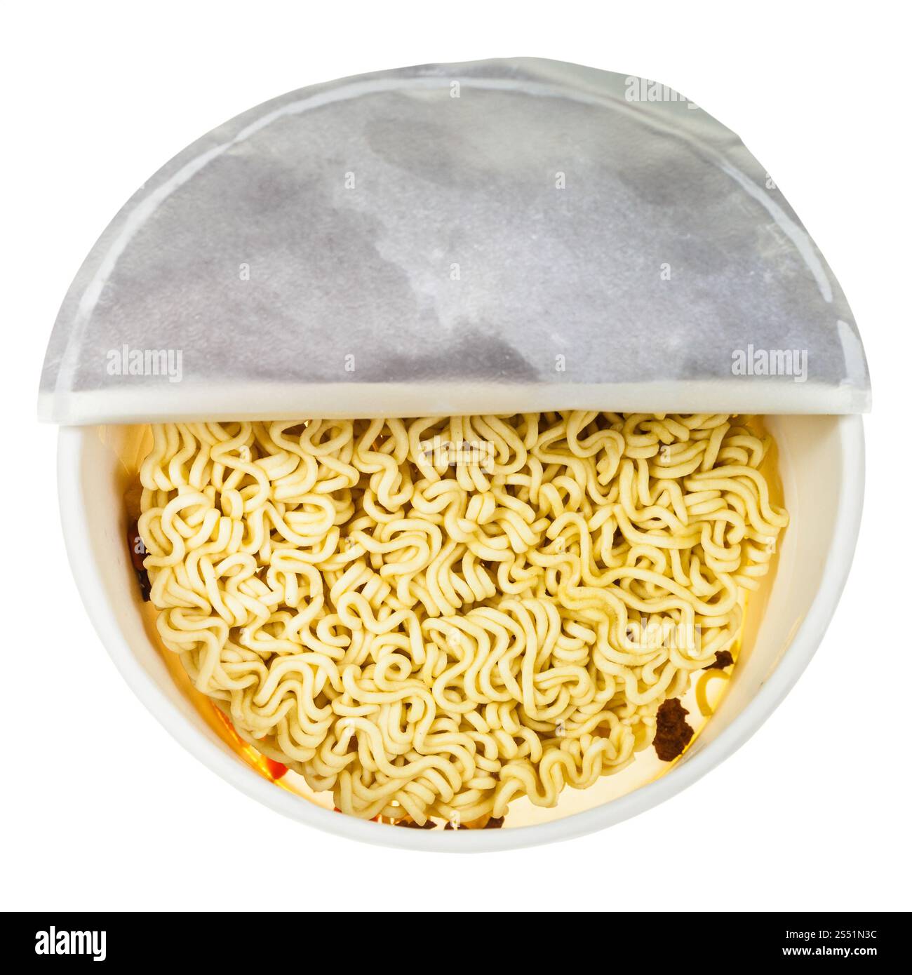 Blick von oben auf die halb offene Schale mit getrockneten Nudeln auf weißem Hintergrund Stockfoto