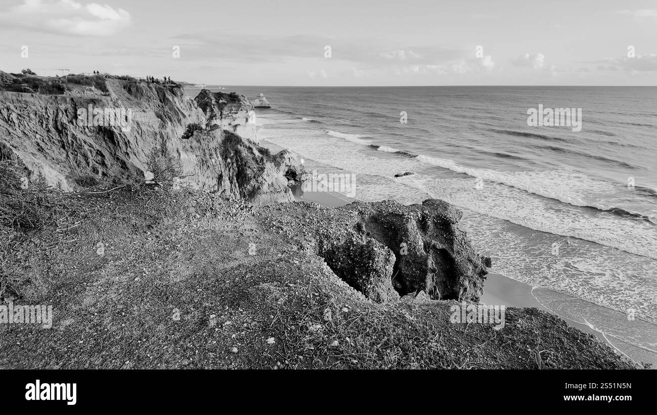 Blick von den oberen Klippen auf den Strand und das Meer in Portimão, Portugal, an einem sonnigen Tag mit blauem Himmel Stockfoto