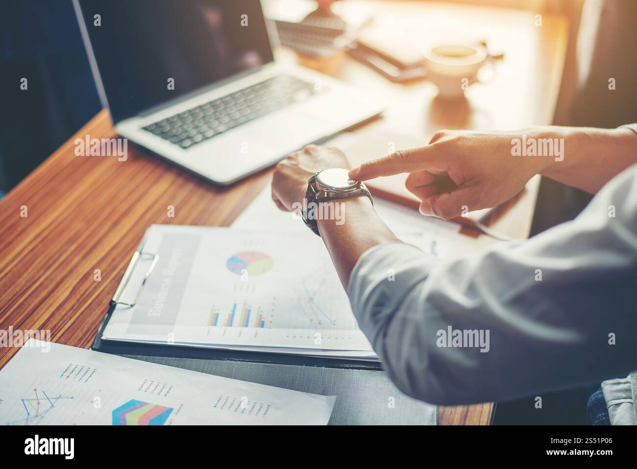 Unternehmer sitzen seine Uhr, Arbeit im Büro. Stockfoto