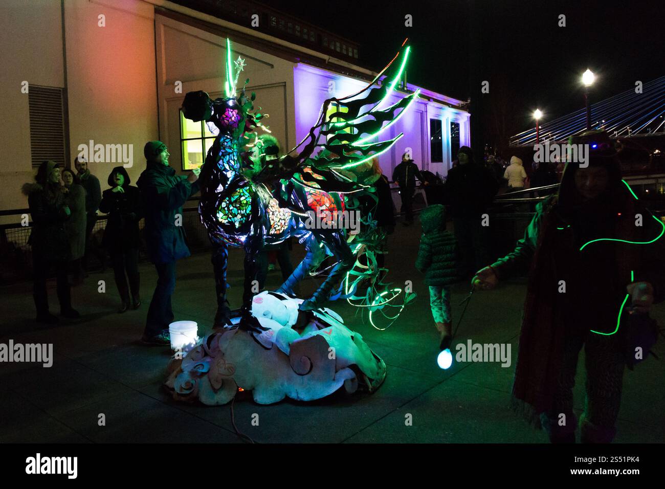 Beleuchtete Fantasy-Skulptur, die während eines lebhaften nächtlichen Kunstfestivals in Portland, Oregon, ausgestellt wird Stockfoto