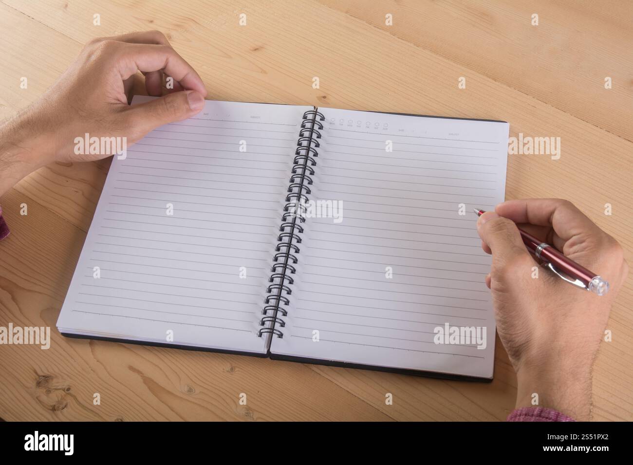 Nahaufnahme des Geschäftsmanns, der mit Notizbuch im Tisch schreibt. Bus Nahaufnahme des Geschäftsmanns, der mit Notizbuch im Tisch schreibt. Geschäftliche Arbeit Stockfoto
