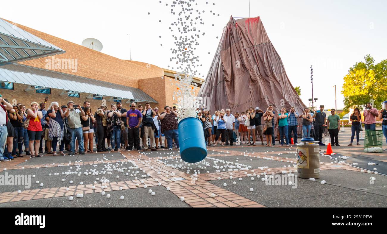 Crowd beobachtet Outdoor-Experimente mit Exploding Barrel und Streuobjekten, OMSI, Portland, Oregon Stockfoto