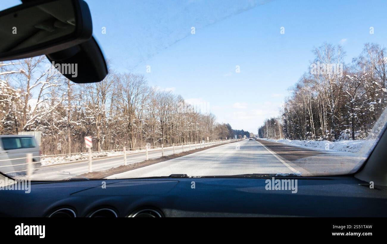Blick von der Autobahn M1 (Russische route M1, Belarus Highway, Europäischen Route E30) in Smolensk in Russland im Winter Tag durch Windschutzscheibe Stockfoto
