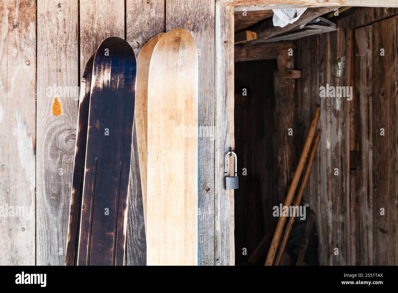 Zwei Paare der große Wald Ski in der Nähe von Holz im Winter im russischen Dorf in Smolensk Region Russlands vergossen Stockfoto