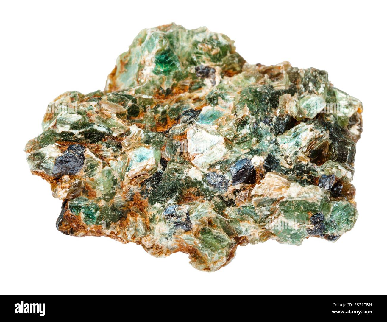 Makroaufnahmen von natürlichen Mineral - grüner Beryll und Smaragd Kristalle in Raw Rock auf weißem backgroung von Ural isoliert Stockfoto