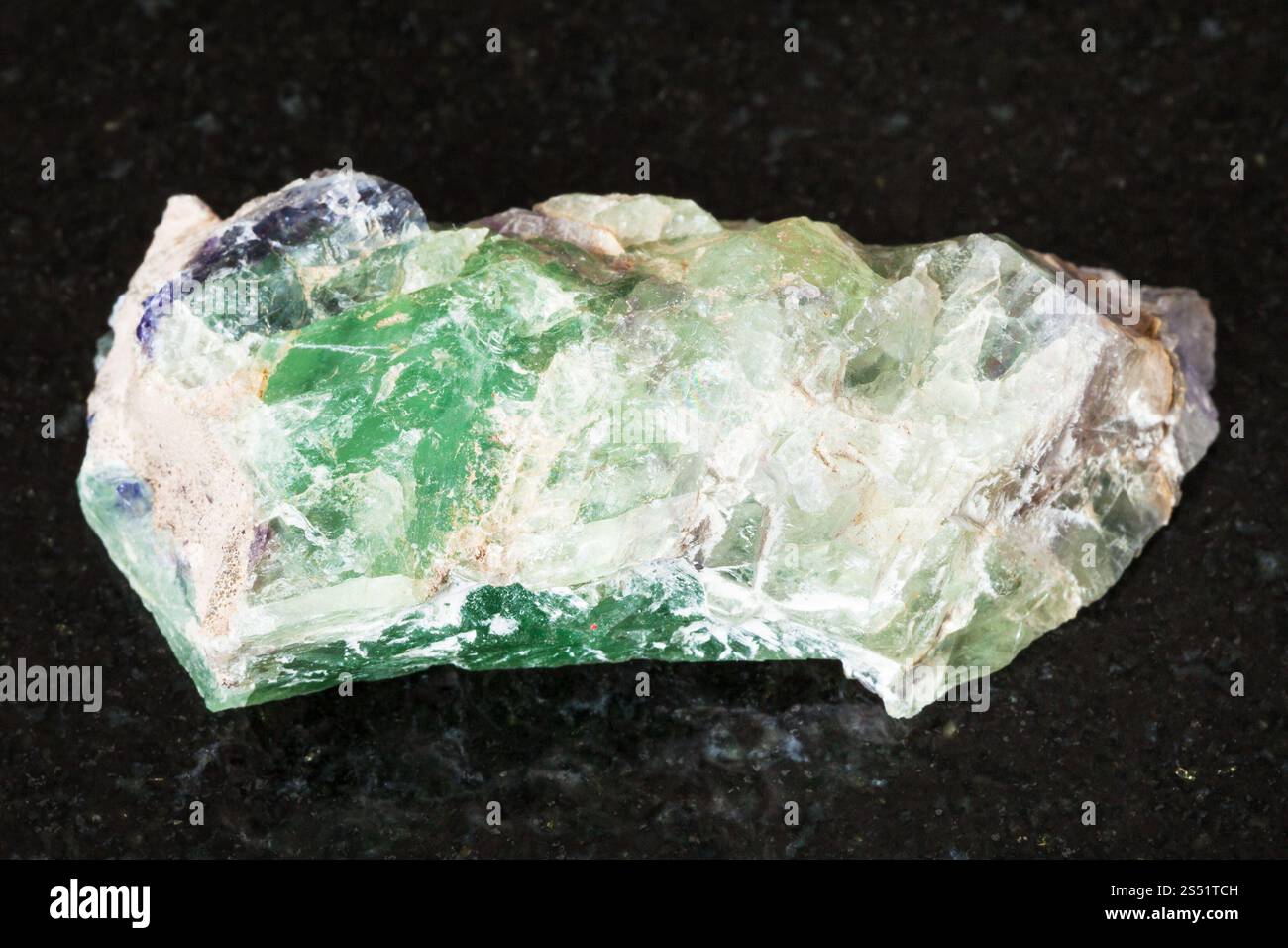 Makroaufnahmen von natürlichen Mineral rough-Grün Türkis, Chrysoberyll, Alexandrite Edelstein auf schwarzem Granit aus Ural Stockfoto