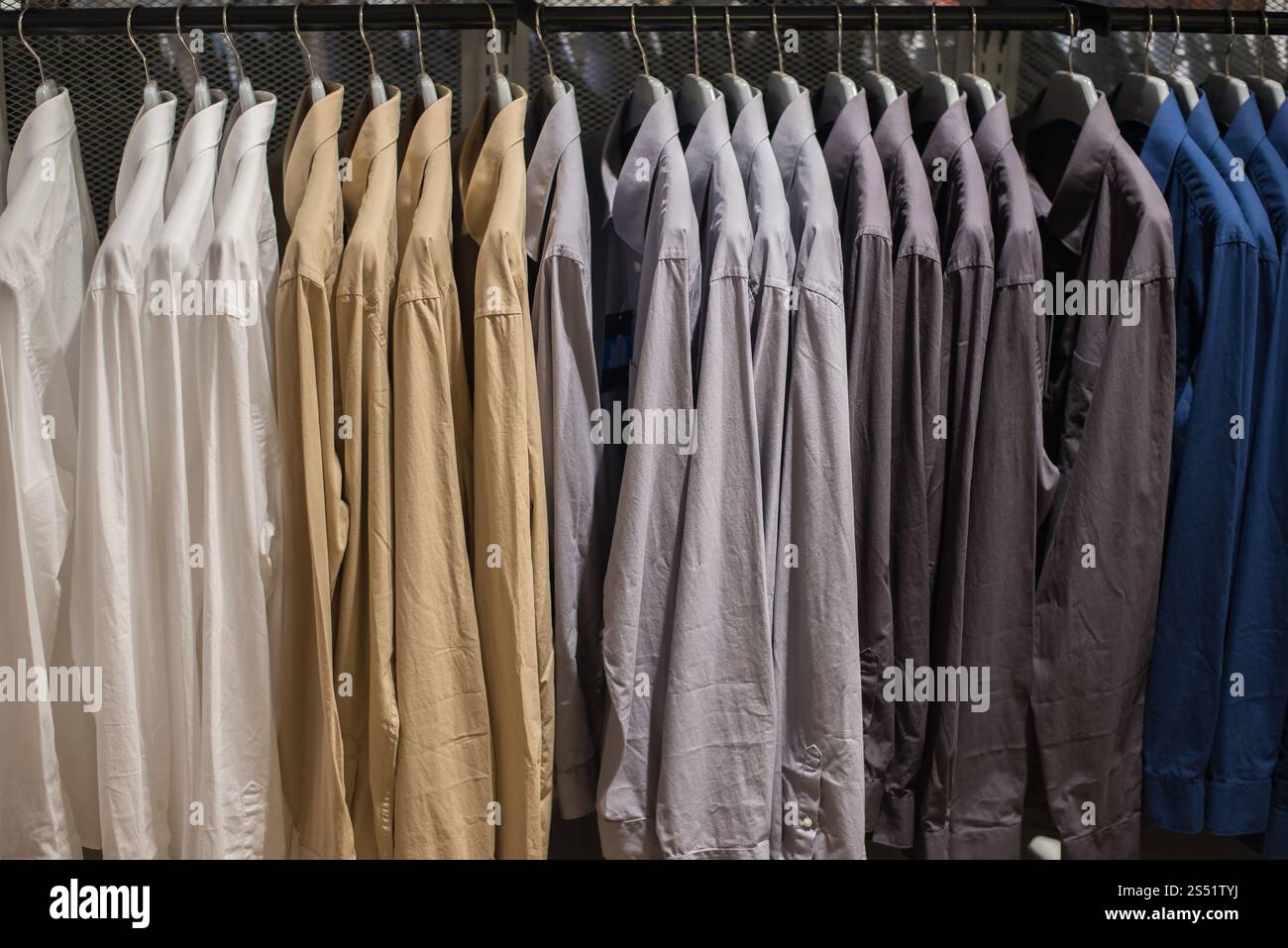 Shirt hängen auf Schiene bei Kleidung kaufen. Stockfoto