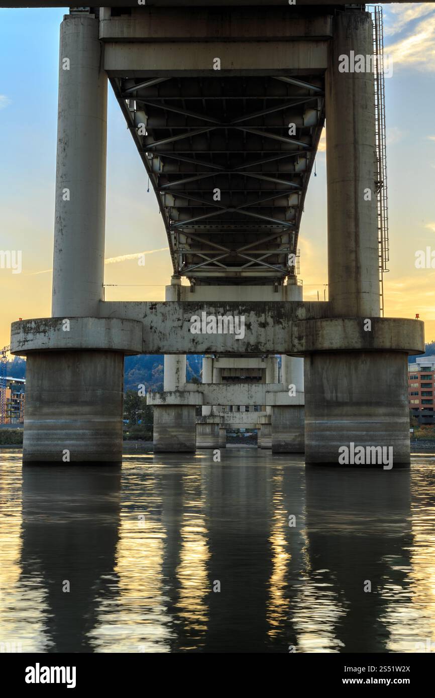 Unter einer Marquam Bridge, die über einen ruhigen Willamette River Waterway bei Sunset, Portland, Oregon, überspannt Stockfoto