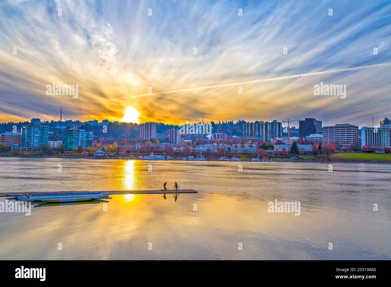 Sonnenuntergang über einer ruhigen Skyline am urbanen Fluss mit Reflexion, Portland, Oregon Stockfoto