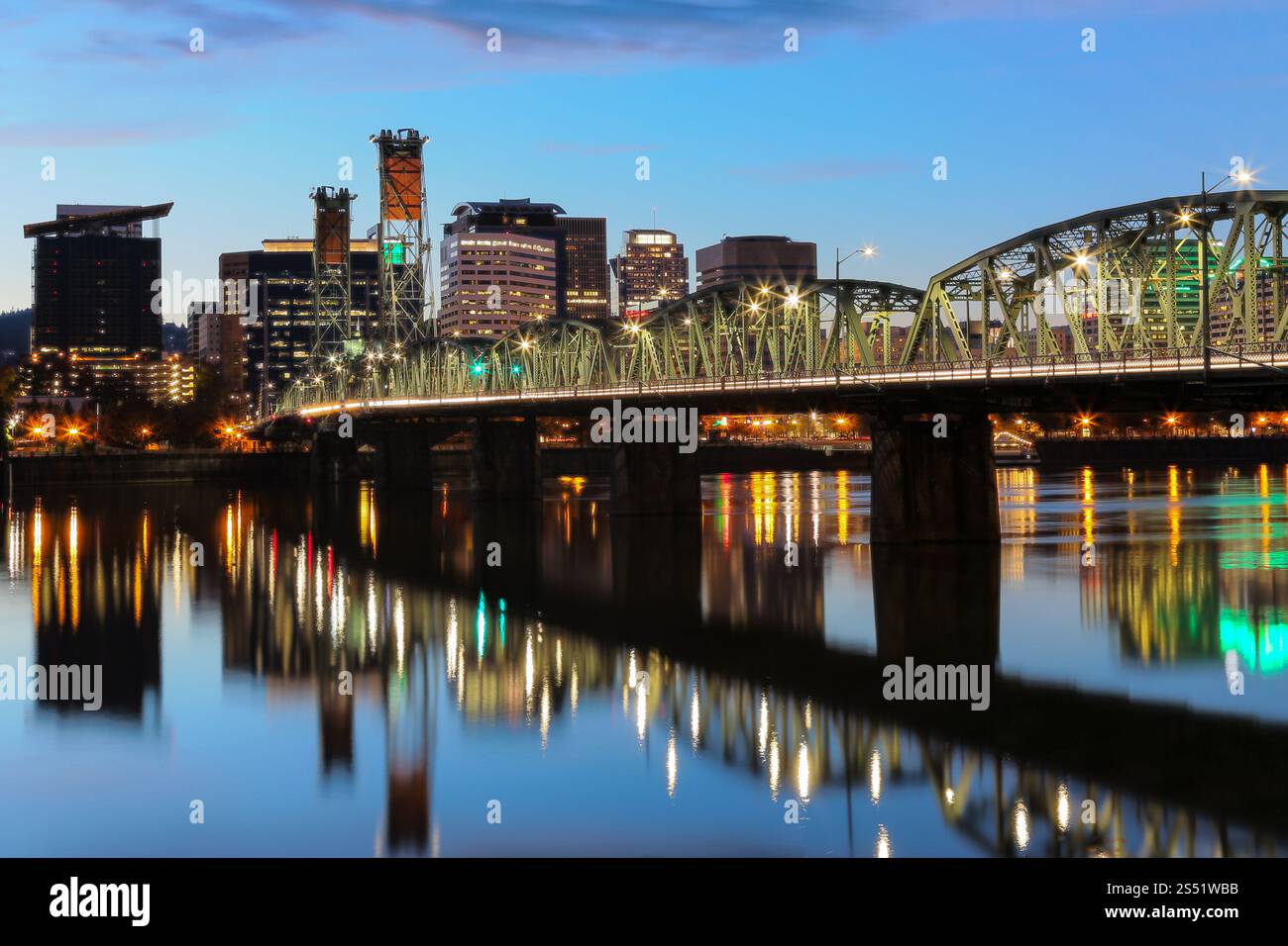 Die Hawthorne Bridge beleuchtet bei Dämmerung mit Blick auf den Fluss, Portland, Oregon Stockfoto